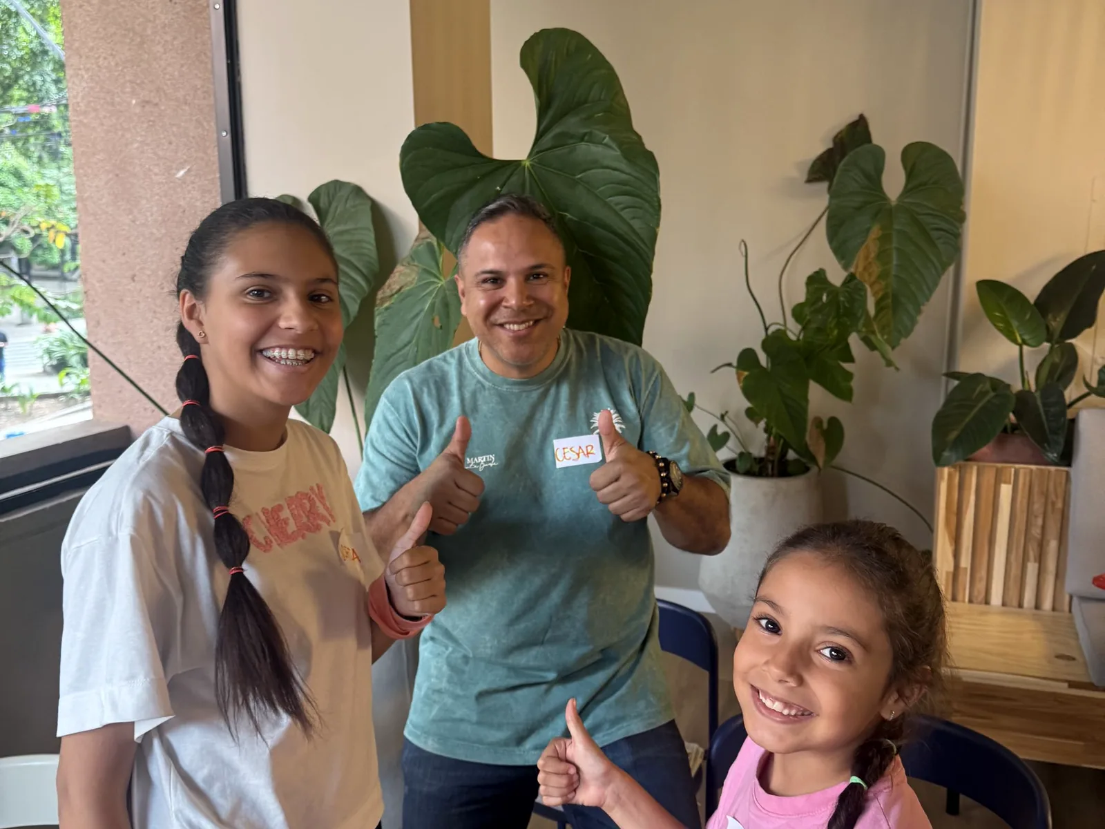 Papá e hijas sonríen después de compartir el taller