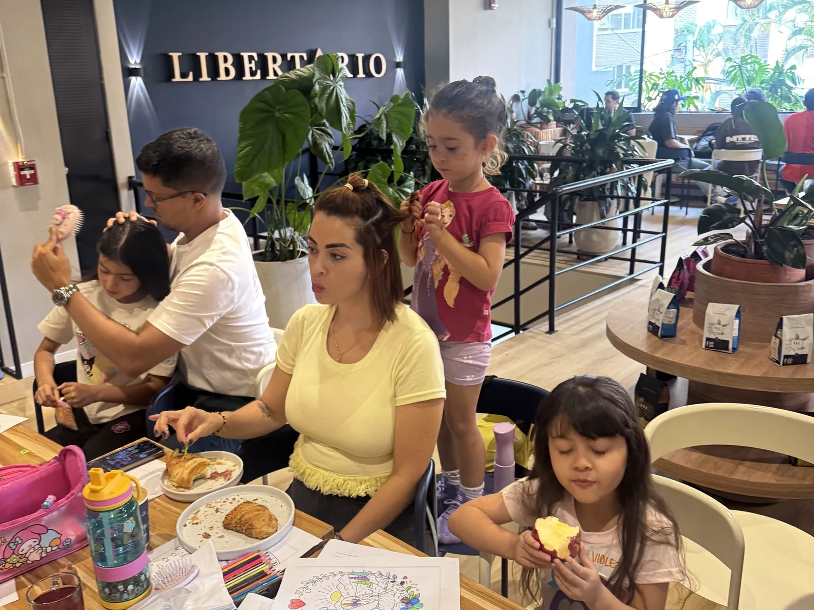 Familias participando activamente en el taller de trenzas