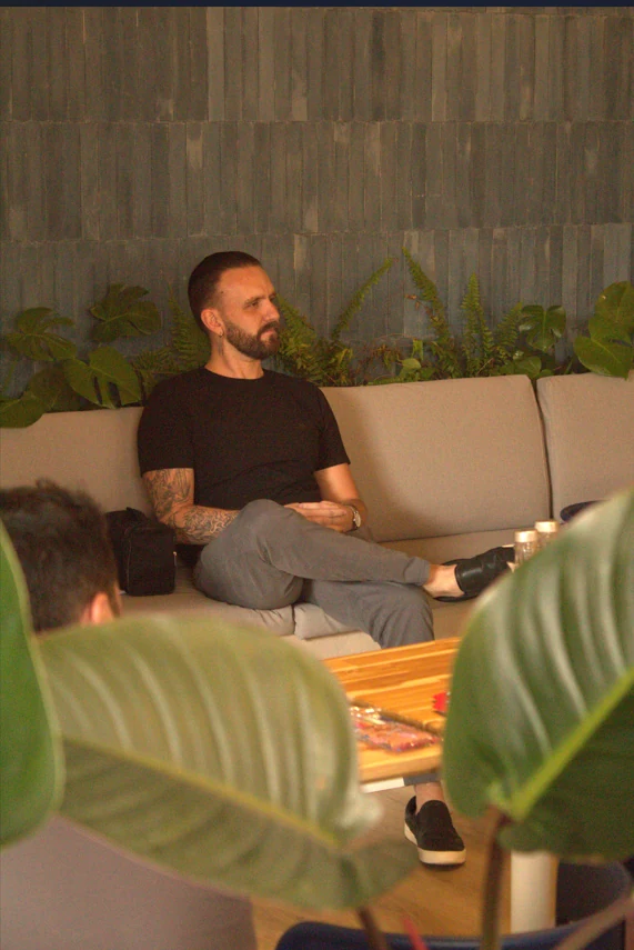 Sebastián, fundador de Conexión Papá y coach transformacional, durante una sesión grupal
